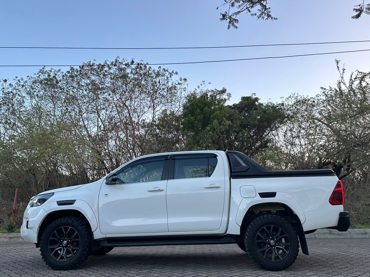 TOYOTA HILUX DOUBLE CABIN GR SPORT EDITION thumbnail 9